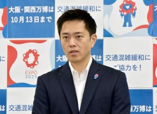 　記者団の取材に応じる大阪府の吉村洋文知事＝１日午後、大阪府庁