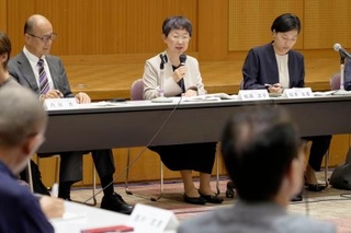 　旧優生保護法問題の第１回検証会議を進行する松原洋子座長（中央）＝１日午後、東京都千代田区
