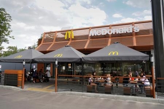 　ウクライナの首都キーウ近郊ブロバリにあるマクドナルドの店舗＝８月（共同）