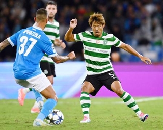 　ナポリ戦の後半、競り合うスポルティングの守田＝ナポリ（共同）