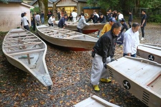 　「御船祭」のクライマックス「早船競漕」を前に倉庫から出された木造船＝２日午前、和歌山県新宮市の熊野速玉大社