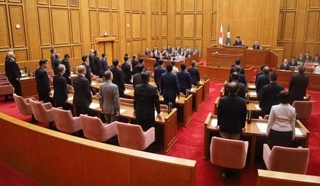 　県警科捜研の元職員によるＤＮＡ型鑑定不正を巡り、決議案を採決する佐賀県議会＝２日午前