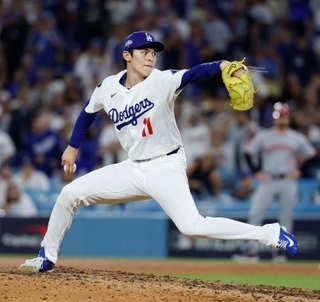 　レッズ戦の９回、登板したドジャース・佐々木＝ロサンゼルス（共同）