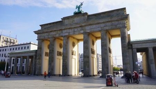 　ドイツ統一の象徴となっているベルリンのブランデンブルク門＝１日（共同）