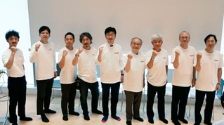 　純国産の人型ロボットの開発に取り組むメンバー＝２日、京都市中京区