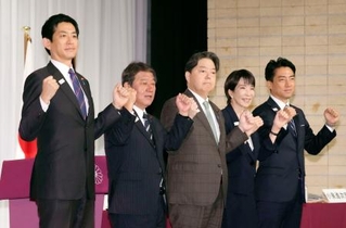 　９月２３日、自民党総裁選の共同記者会見を前に、写真に納まる（左から）小林元経済安保相、茂木前幹事長、林官房長官、高市前経済安保相、小泉農相＝東京・永田町の党本部