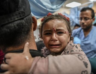 　イスラエル軍の空爆後、病院で治療を待つパレスチナ人の子ども＝２０２３年、パレスチナ自治区ガザ南部ハンユニス（ゲッティ＝共同）