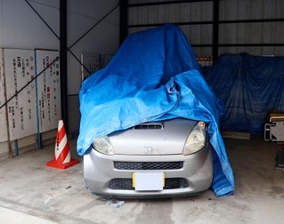 　５人が死亡する横転事故を起こした軽乗用車＝３日午前９時４３分、三重県警名張署