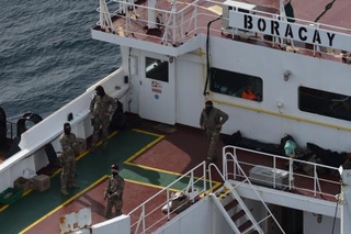 　「影の船団」の疑いがある石油タンカーに立つフランス軍の兵士＝２日、フランス西部サンナゼール沖（ＡＰ＝共同）