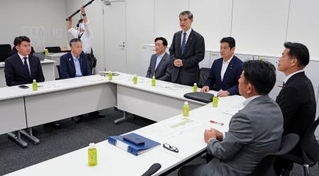 　自民、公明、日本維新の会の３党が開いた教育無償化に関する実務者協議＝３日午前、国会