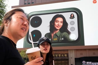 　大型画面に映し出された中国の小米科技（シャオミ）の新作「Ｘｉａｏｍｉ１７」シリーズの広告＝９月、北京（共同）