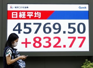 　日経平均株価の終値を示すボード。４万５７６９円５０銭で、約１週間ぶりに終値としての最高値を更新した＝３日午後、東京都中央区