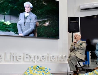 　万博会場で開かれたイベントに参加した養老孟司さんと「ＡＩ養老先生」＝３日午後、大阪市此花区の夢洲