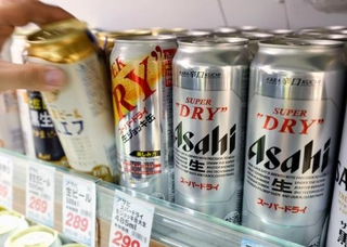 　店頭に並ぶアサヒビールの「スーパードライ」など＝３日午後、横浜市保土ケ谷区のスーパーマーケットセルシオ和田町店