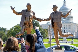 　設置されたトランプ米大統領と富豪エプスタイン氏の像＝３日、ワシントン（共同）