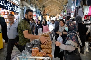 　テヘランの市場＝９月２９日（共同）