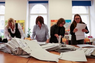 　チェコ下院総選挙の開票作業＝４日、プラハ（ロイター＝共同）