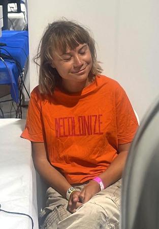 　拿捕後に撮影され、イスラエル外務省が３日公開したグレタさんの写真（同省提供・ロイター＝共同）