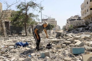 　ガザ北部ガザ市で、被害の状況を見るパレスチナ人男性＝４日（ロイター＝共同）