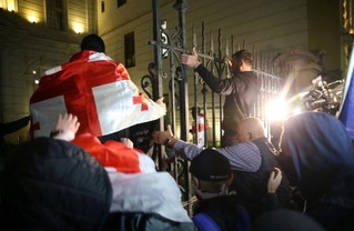 　ジョージア首都の大統領宮殿への侵入を試みるデモ参加者＝４日、トビリシ（ロイター＝共同）