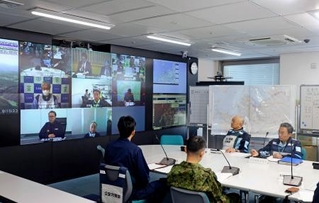 　九州電力玄海原発の事故を想定した防災訓練で、佐賀県庁で開かれた災害対策本部のテレビ会議＝５日午前