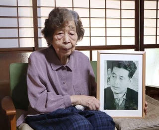 　奥西勝・元死刑囚の写真を手にする妹の岡美代子さん＝６月、奈良県山添村