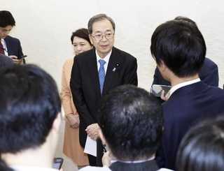 　自民党の高市早苗新総裁との会談を終え、取材に応じる公明党の斉藤代表＝４日、東京都新宿区