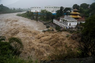 　ネパールの首都カトマンズで、豪雨のため水位が上昇した河川＝４日（ゲッティ＝共同）