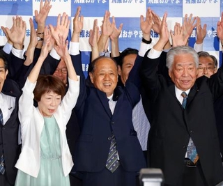 　万歳する大森雅夫氏（中央）＝５日夜、岡山市北区