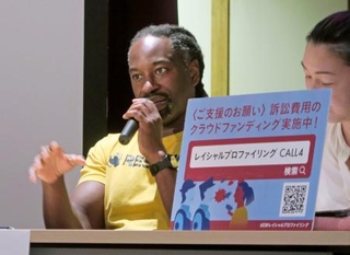 　報告会で参加者の質問に答えるモーリス・シェルトンさん＝９月、東京都千代田区