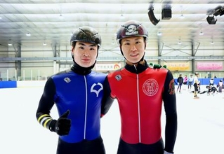 　スピードスケート男子の韓国五輪代表を目指す兄の許佑赫（左）と弟の峻☆（王ヘンに援の旧字体のツクリ）＝７月、兵庫県西宮市