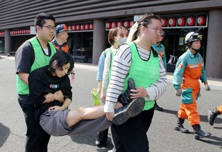 　国立劇場の敷地内で行われた大学生による訓練＝６日午前、東京都千代田区