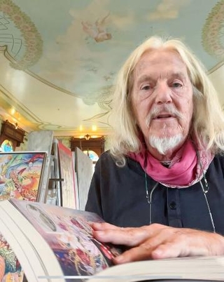 　スイスのアトリエからオンラインで取材に応じる贋作家ウォルフガング・ベルトラッキ氏（共同）