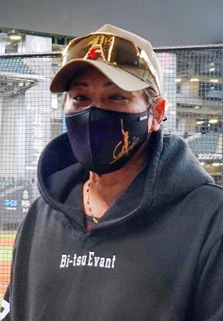 　来季続投が決まり、取材に応じる日本ハム・新庄監督＝エスコンフィールド