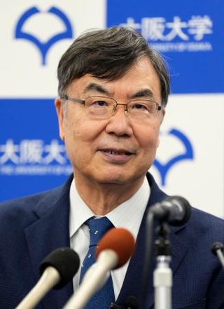 　ノーベル生理学・医学賞の受賞が決まり、記者会見する大阪大の坂口志文特任教授＝６日午後８時９分、大阪府吹田市