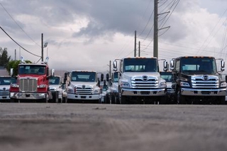 　販売店に並ぶ日野自動車などのトラック＝９月２６日、米フロリダ州マイアミ（ＡＰ＝共同）