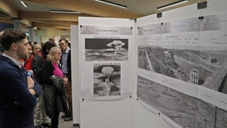 　６日、英北部スコットランドのスターリング大で開かれた原爆展で、原爆被害を伝える写真を見る人々（共同）