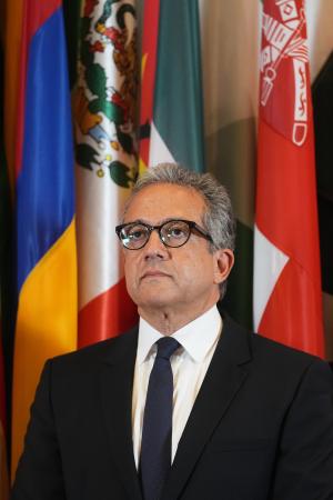 　ユネスコ事務局長就任が決まり、記者会見するハリド・アナニ氏＝６日、パリのユネスコ本部（ＡＰ＝共同）