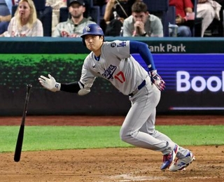 　フィリーズ戦の７回、右前に適時打を放つドジャース・大谷＝フィラデルフィア（共同）