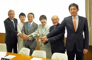 　自民党の臨時総務会で写真に納まる（左から）古屋圭司選対委員長、有村治子総務会長、麻生太郎副総裁、高市早苗総裁、鈴木俊一幹事長、小林鷹之政調会長