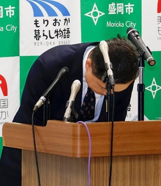 　定例記者会見で、８月の大雨時の行動を謝罪する盛岡市の内舘茂市長＝７日午前、盛岡市役所