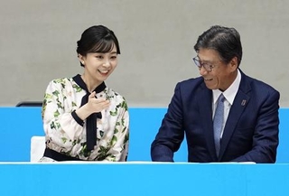 　国民スポーツ大会のバスケットボール競技を観戦される佳子さま＝７日午後、大津市