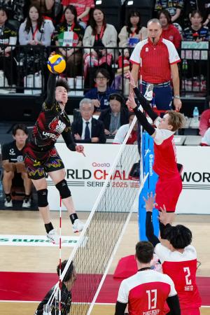 　サントリー-ペルージャ　第４セット、スパイクを決めるペルージャの石川（左）。右奥はサントリーの高橋藍＝有明アリーナ（代表撮影）