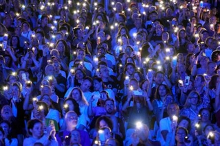 　イスラム組織ハマスの奇襲から２年となった７日、イスラエル中部テルアビブで開かれた大規模イベントで犠牲者を悼む人たち（共同）