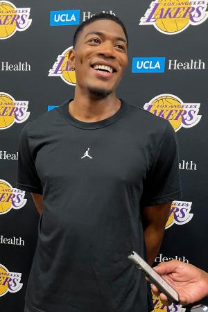 　取材に応じるレーカーズの八村＝７日、エルセグンド（共同）