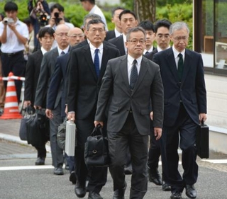 　特別監察のため佐賀県警本部に入る警察庁の首席監察官ら＝８日午前