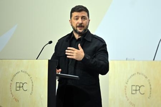 　記者会見するウクライナのゼレンスキー大統領＝２日、デンマークのコペンハーゲン（ゲッティ＝共同）