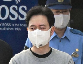 　送検されるグエン・ビン・ズゥン容疑者＝８日午前、横浜・神奈川署