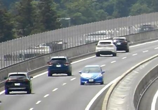 　新名神高速道路下り線を逆走する被告の車（手前から２台目）＝５月１８日、三重県亀山市（ＮＥＸＣＯ中日本名古屋支社提供）