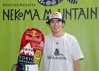 　記者会見で撮影に応じるスノーボード男子の荻原大翔＝８日、星野リゾートネコママウンテン